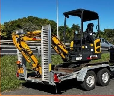Mini-pelle YC18SR chargée sur la remorque de livraison